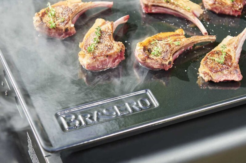 Côtelettes d’agneau et poivrons à la plancha