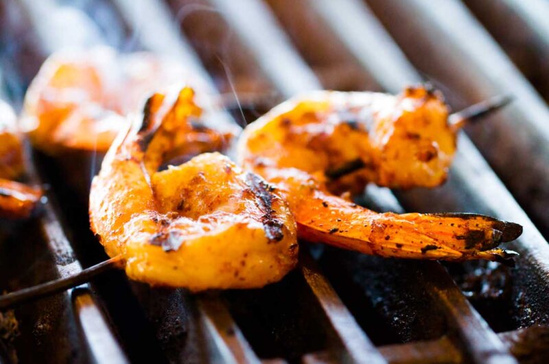 Brochettes de gambas pimentées à la plancha