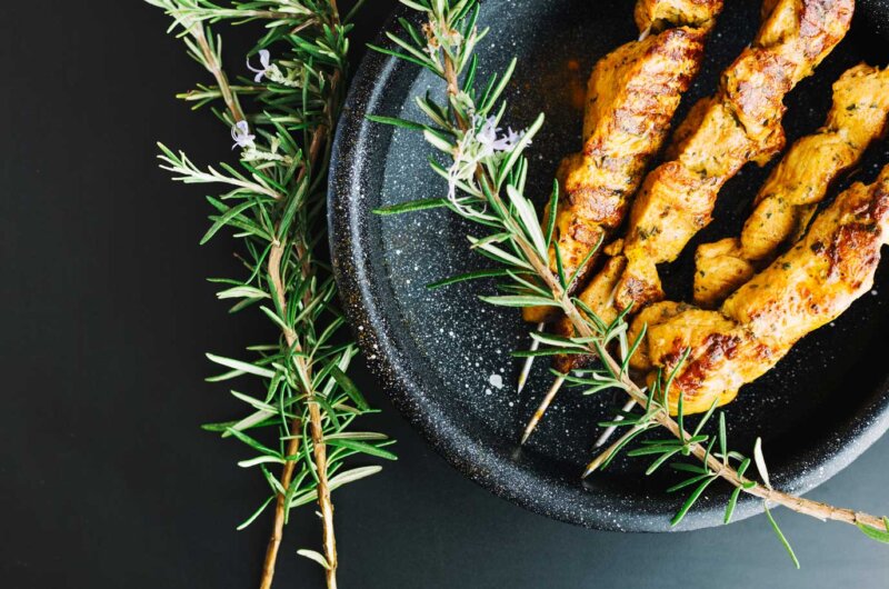 Brochettes de poulet mariné au citron et légumes grillés